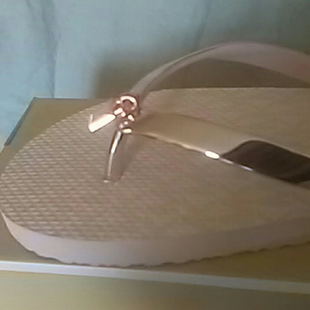 New Michael Kors Metallic Soft Pink Lock Flip Flop - Picture 5 of 8